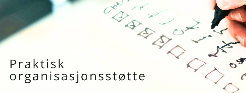 Et nærbilde av en hånd som krysser av punkter på en sjekkliste med en svart tusj. Teksten Praktisk organisasjonsstøtte» er plassert nede til venstre.